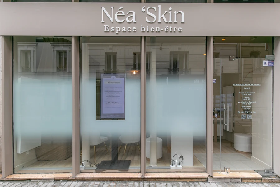 Intérieur lumineux de l'institut Néa 'Skin à Vincennes, espace de soin apaisant aux tons cream et beige