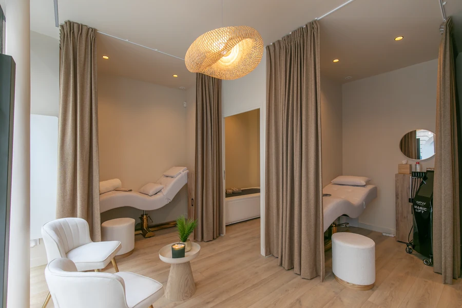 Comptoir d’accueil de l’institut Néa ‘Skin à Vincennes — éclairage LED en arche, ambiance chaleureuse
