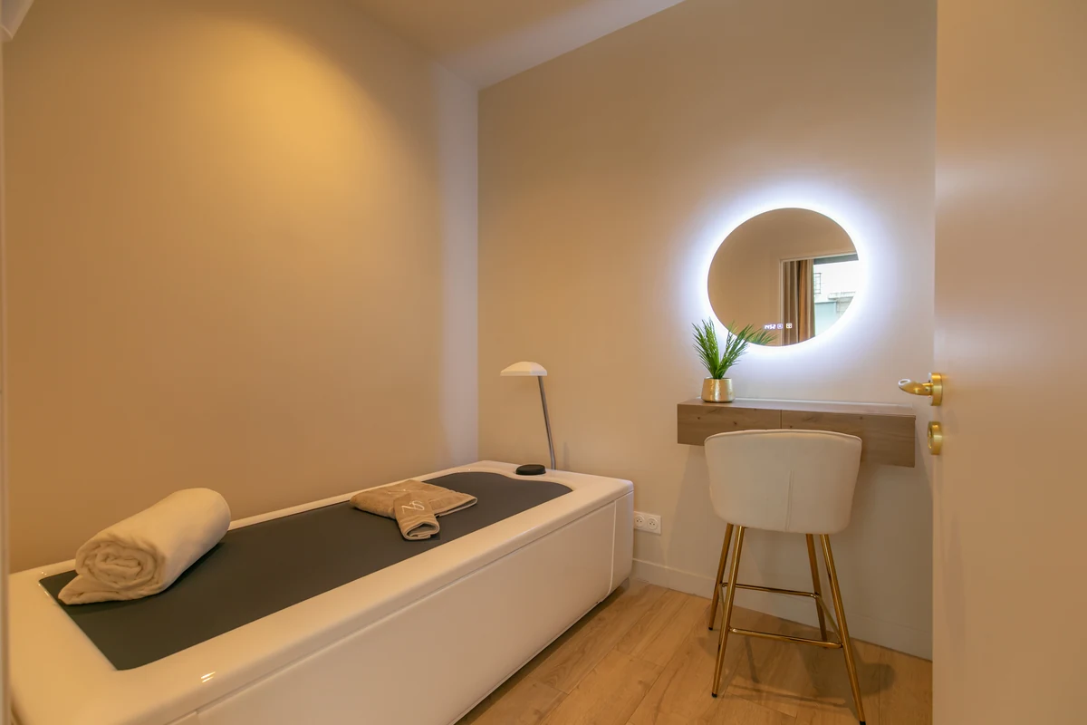 Lit hydromassant à matelas d'eau chaude pour massage corps entier, soin réalisé habillé — Institut Néa 'Skin à Vincennes