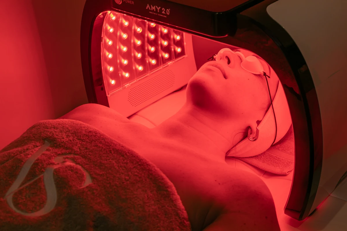 Panneau de luminothérapie LED multicolore positionné au-dessus d'un lit de soin — Institut Néa 'Skin à Vincennes